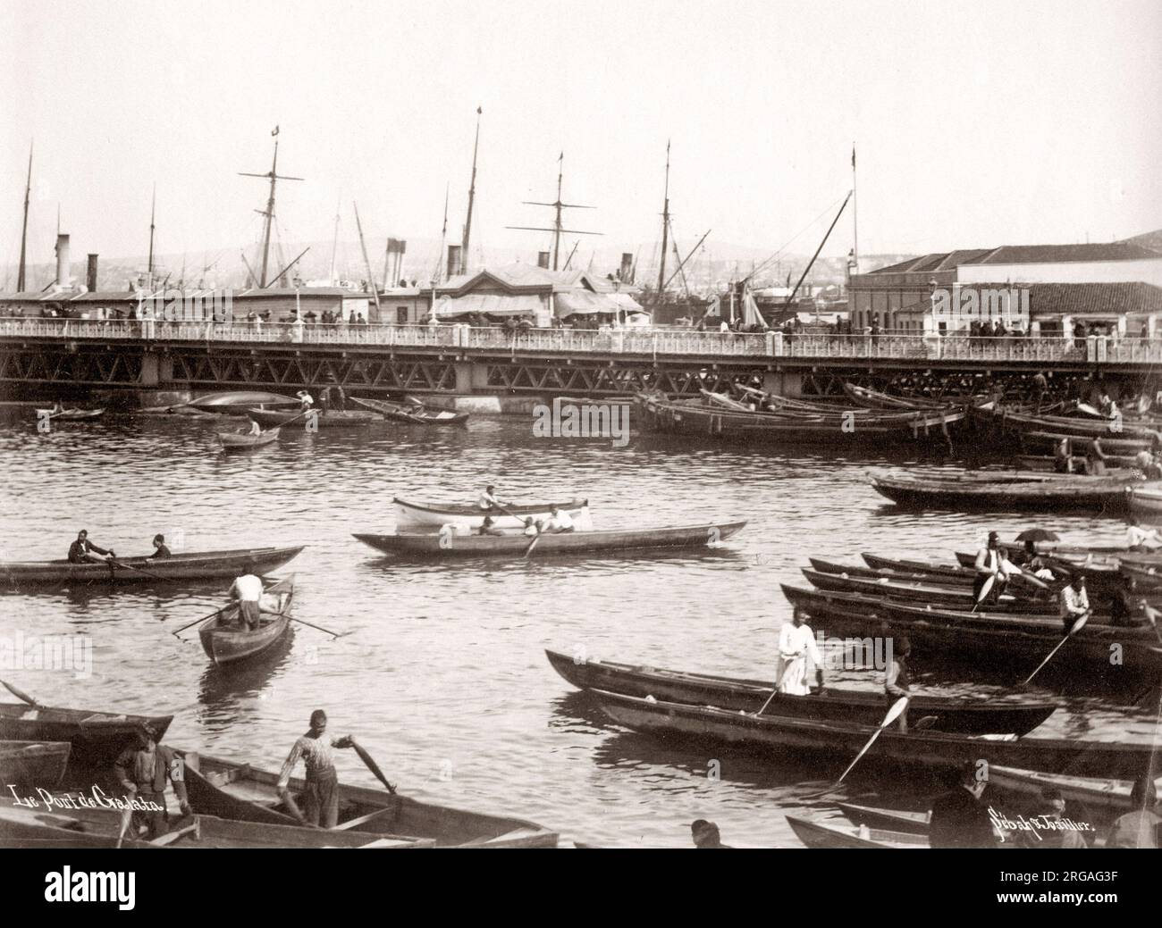 C.1890s Turchia - Scena del porto di Costantinopoli Istanbul con navi in porto Foto Stock