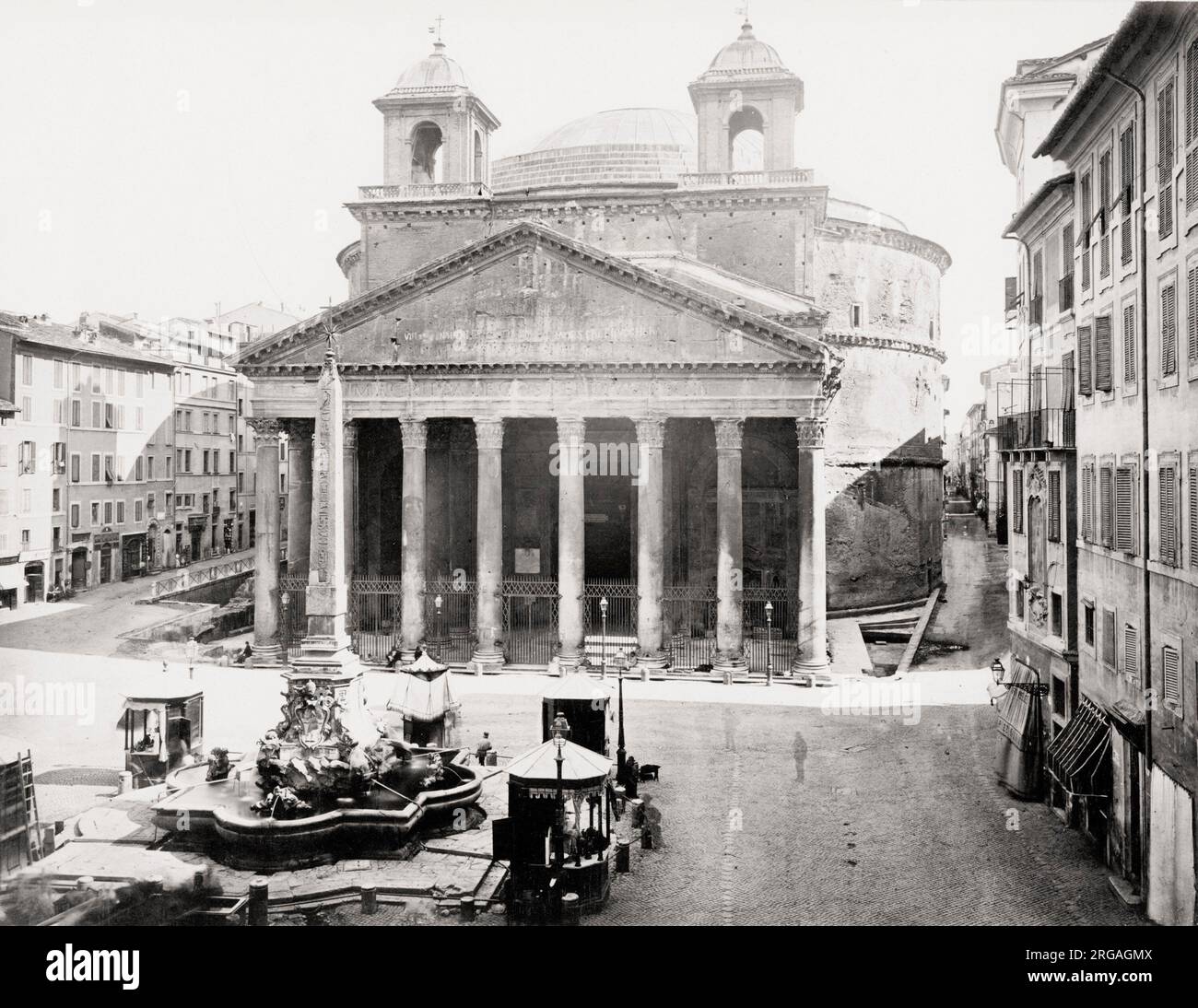 Fotografia d'annata del XIX secolo: Pantheon di Agrippa, Roma, Italia Foto Stock