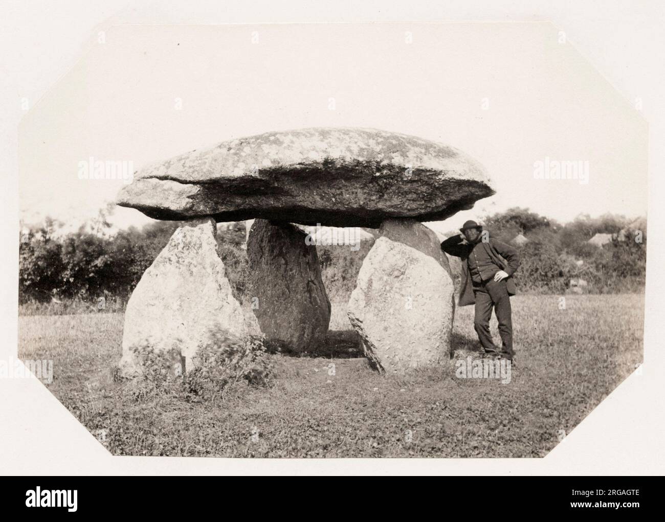 Fotografia d'annata del XIX secolo: La roccia degli Speratori è un dolmen neolitico vicino a Drewsteignton nel Devon. Foto Stock