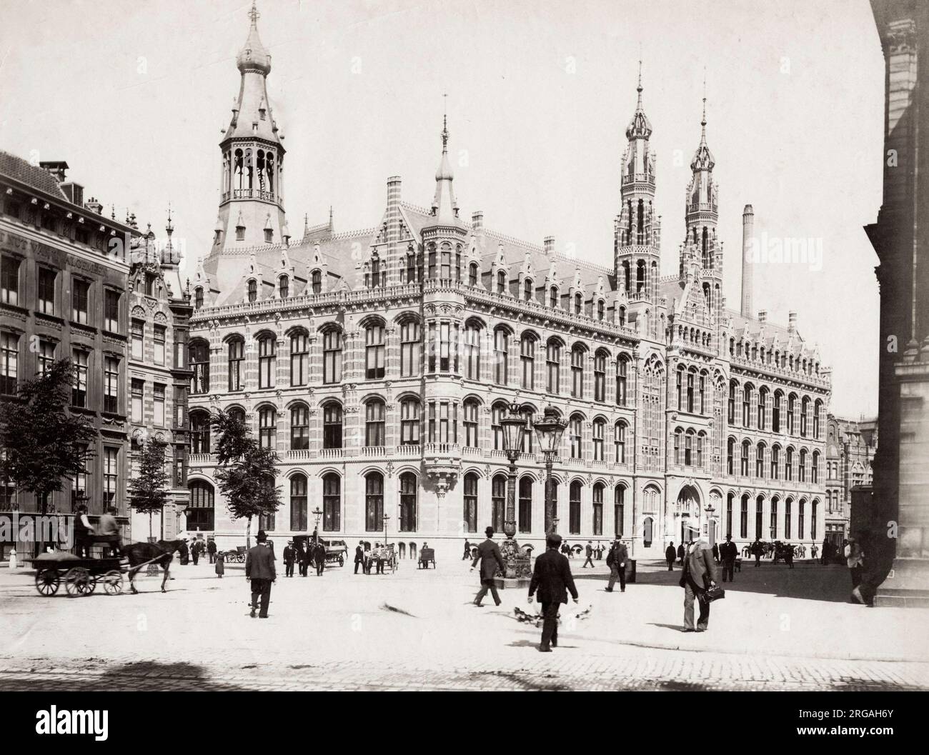 Fotografia d'epoca del XIX secolo: Centro di Amsterdam, strada affollata con pedoni e traffico trainato da cavalli, edifici storici. Foto Stock