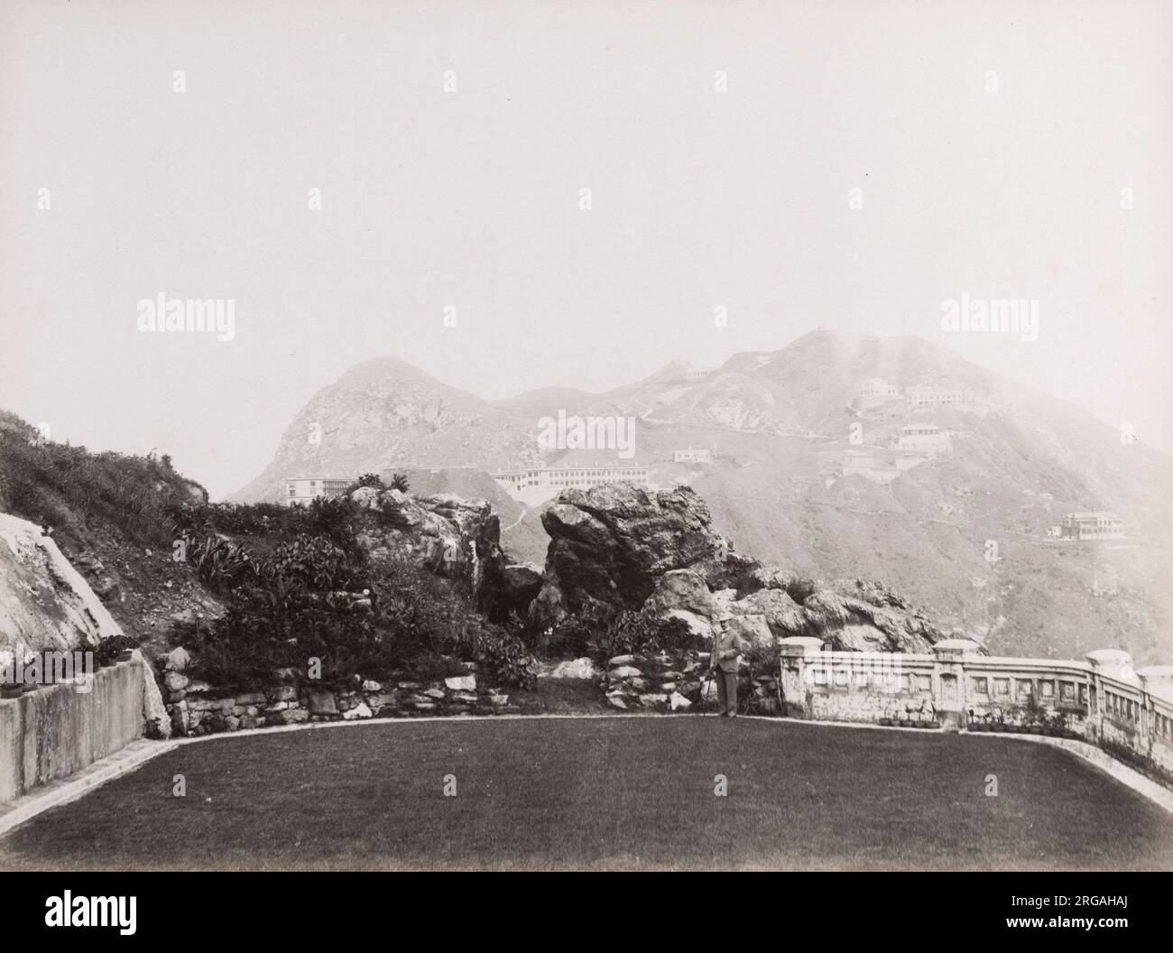 c.1900 fotografia d'epoca: Vista in un giardino sul picco, Hong Kong. Foto Stock