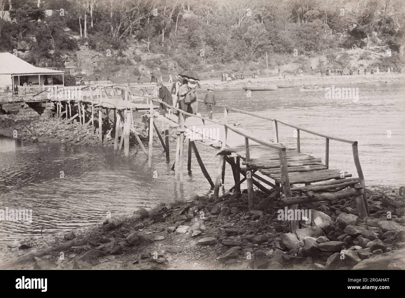 c.1900 fotografia d'annata: Australia - Sydney arrea. Mussmans' Bay, presumibilmente Mosman Bay, gente che cammina per piacere. Foto Stock
