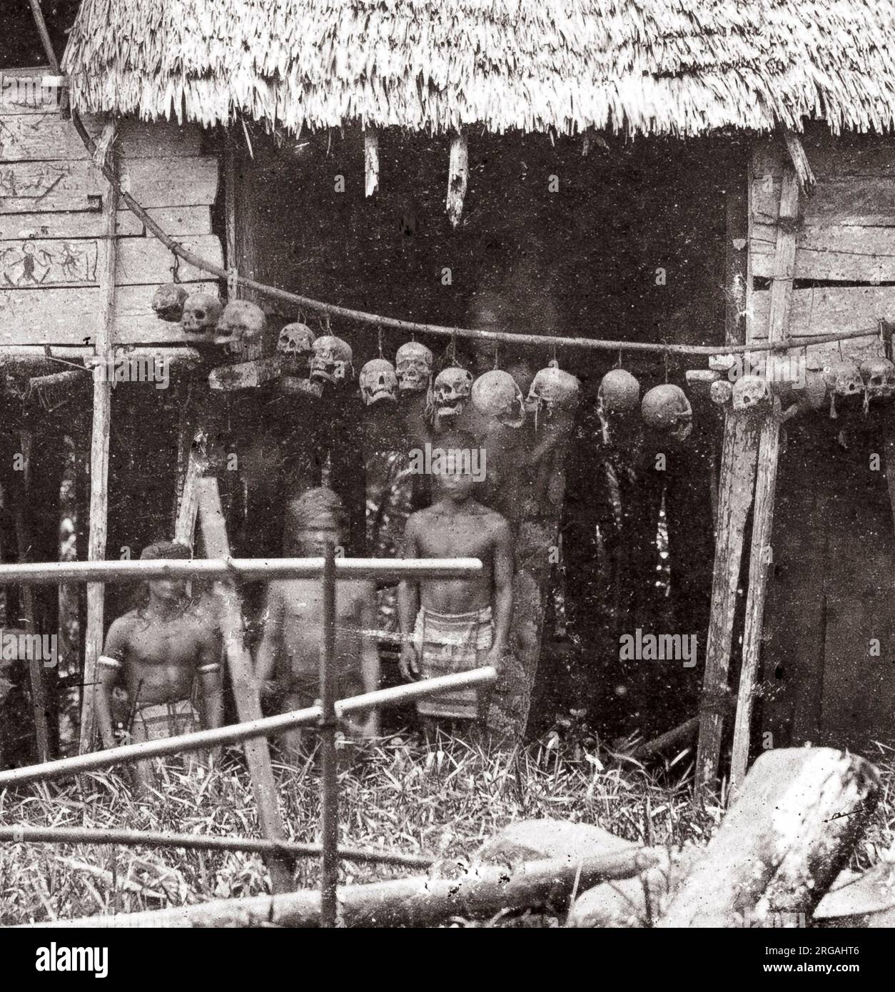 c. 1870s - Indie Orientali olandesi, Indonesia Sumatra - casa appartenente a membri di una tribù di caccia alla testa con teschi accerchiati sopra l'ingresso, probabilmente tribù di Dayak. Anche un'immagine più ampia è disponibile. Foto Stock