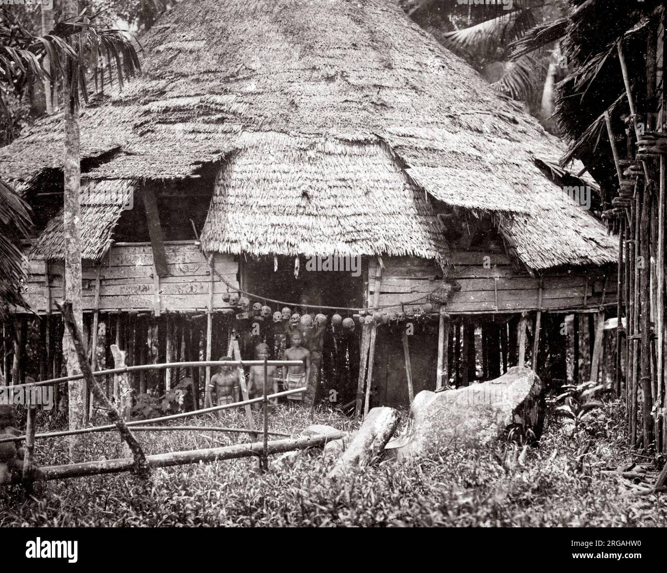 c. 1870s - Indie Orientali olandesi, Indonesia Sumatra - casa appartenente a membri di una tribù di caccia alla testa con teschi accerchiati sopra l'ingresso, probabilmente tribù di Dayak. Foto Stock