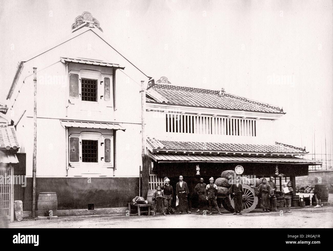 Il Giappone del 1870 - negozio di riso e gown ignifugo o wharehouse - dalla rivista 'far East' Foto Stock