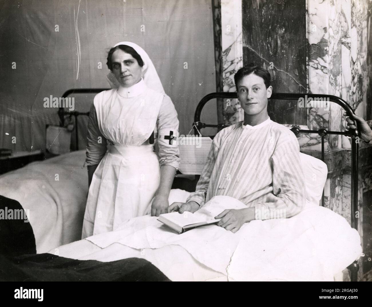 Fotografia della prima guerra mondiale d'epoca - prima guerra mondiale: Soldato in ospedale militare, con infermiera. Foto Stock