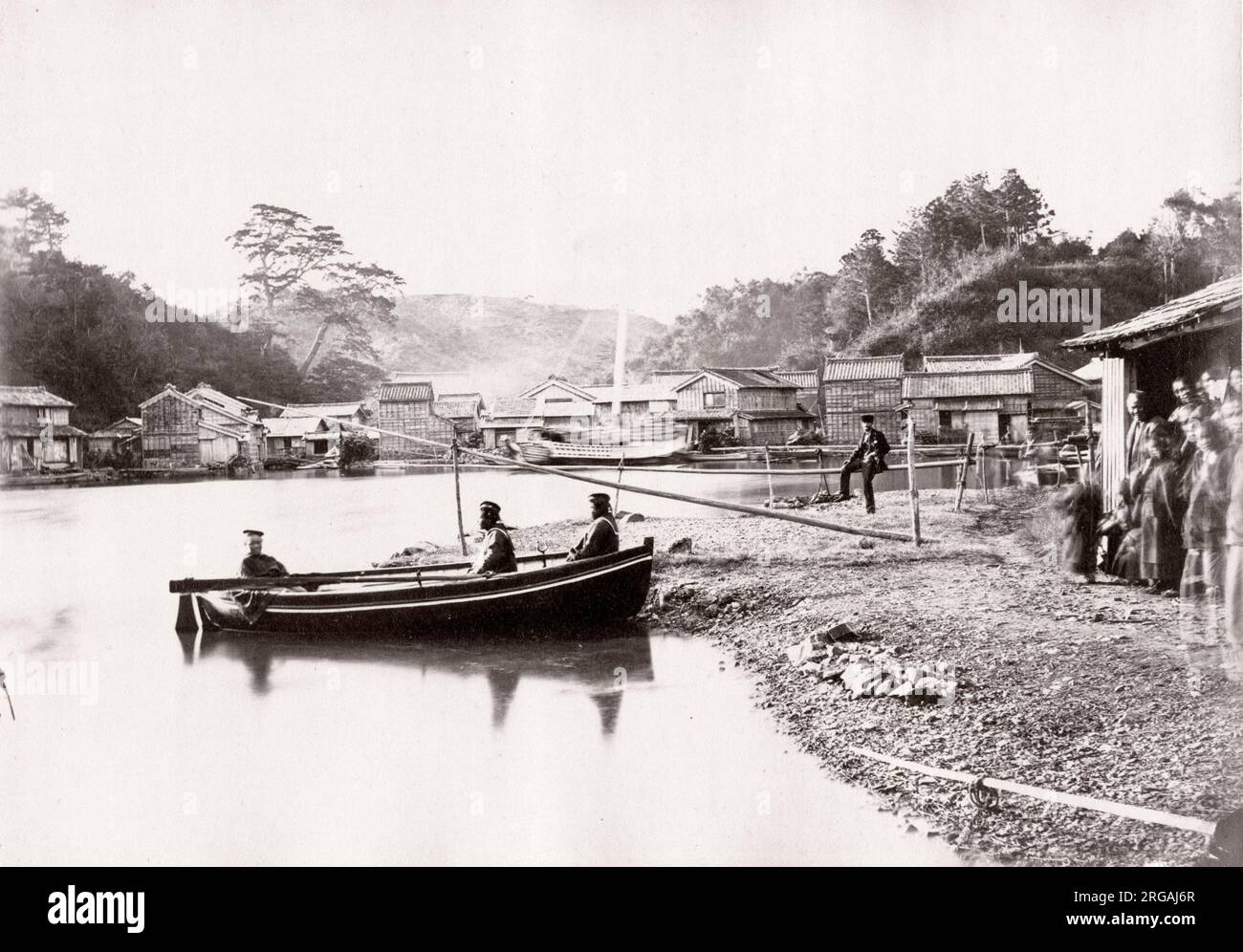 Giappone del 1870 - vista sul lungomare con barca a Matoya - dalla rivista 'far East' Foto Stock