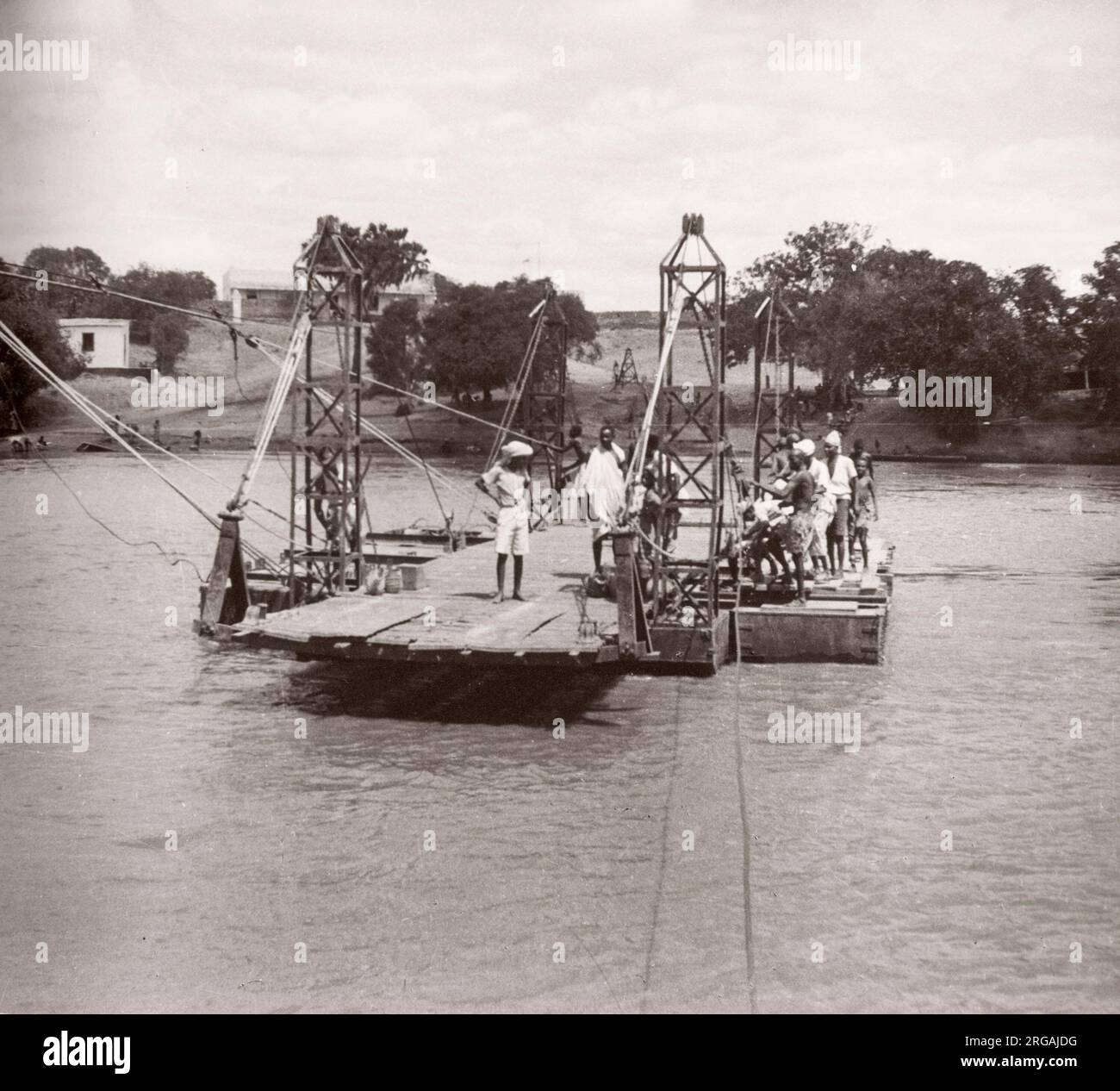 1940s Africa orientale - traghetto attraverso il fiume Juba, Bardera, Somaliland italiano, Somalia Fotografia di un ufficiale di reclutamento dell'esercito britannico di stanza in Africa orientale e in Medio Oriente durante la seconda guerra mondiale Foto Stock