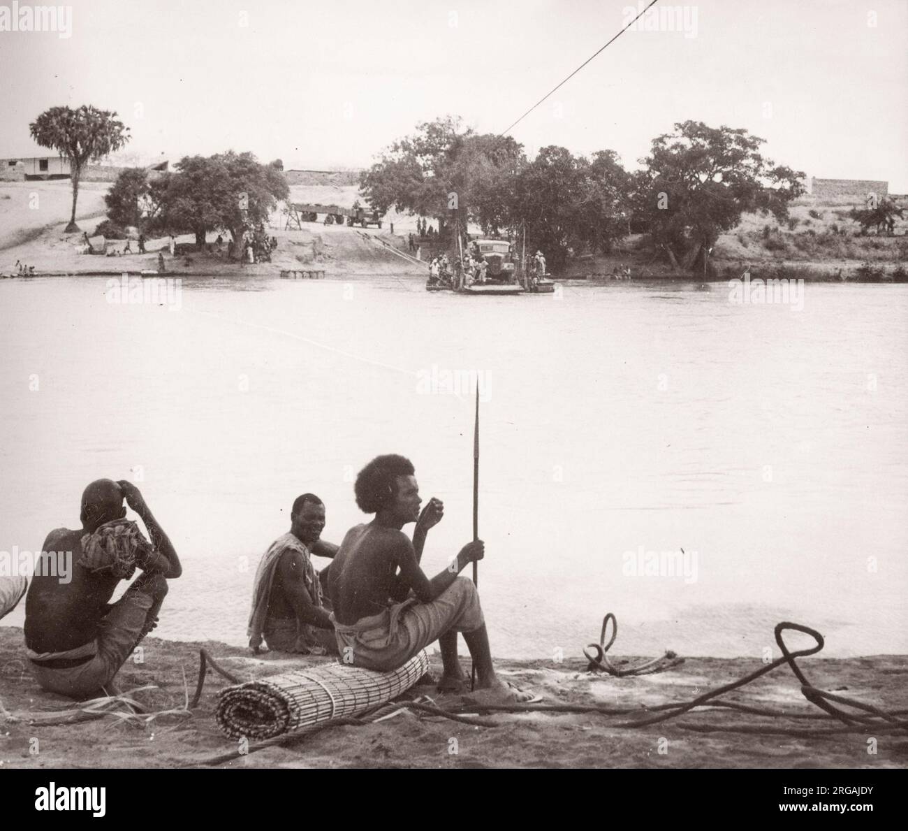 1940s Africa orientale - traghetto attraverso il fiume Juba, Bardera, Somaliland italiano, Somalia Fotografia di un ufficiale di reclutamento dell'esercito britannico di stanza in Africa orientale e in Medio Oriente durante la seconda guerra mondiale Foto Stock