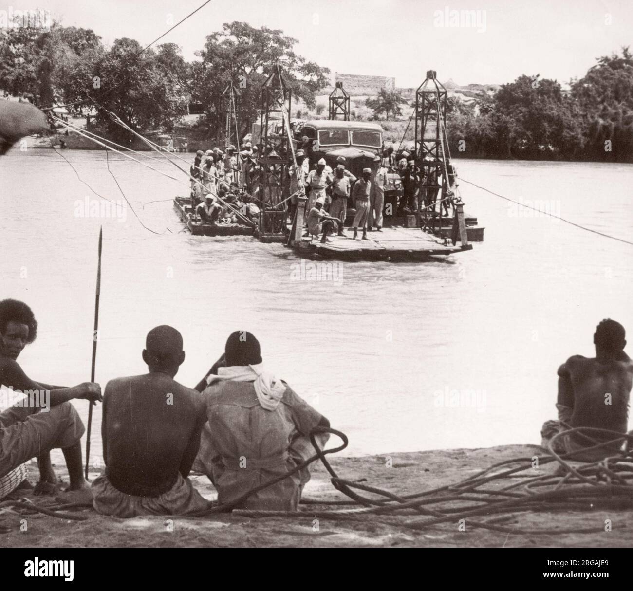 1940s Africa orientale - traghetto attraverso il fiume Juba, Bardera, Somaliland italiano, Somalia Fotografia di un ufficiale di reclutamento dell'esercito britannico di stanza in Africa orientale e in Medio Oriente durante la seconda guerra mondiale Foto Stock