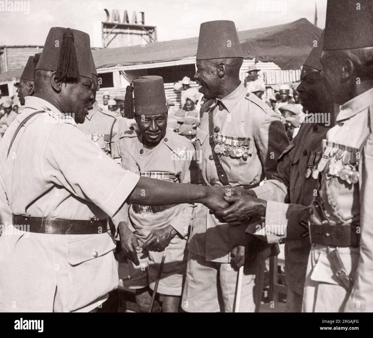 1940s Africa orientale - soldati in Kenya, veterani dei Fucili africani del re fotografati da un ufficiale di reclutamento dell'esercito britannico, di stanza in Africa orientale e in Medio Oriente durante la seconda guerra mondiale Foto Stock