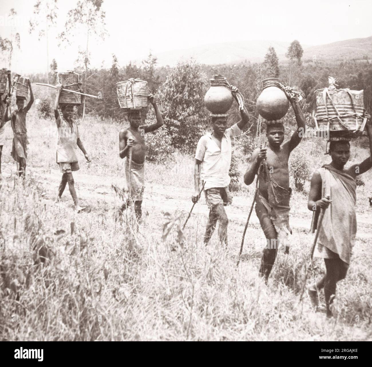 1940s Africa orientale - Uganda - trasporto di acqua Ankole Fotografia di un ufficiale di reclutamento dell'esercito britannico di stanza in Africa orientale e in Medio Oriente durante la seconda guerra mondiale Foto Stock