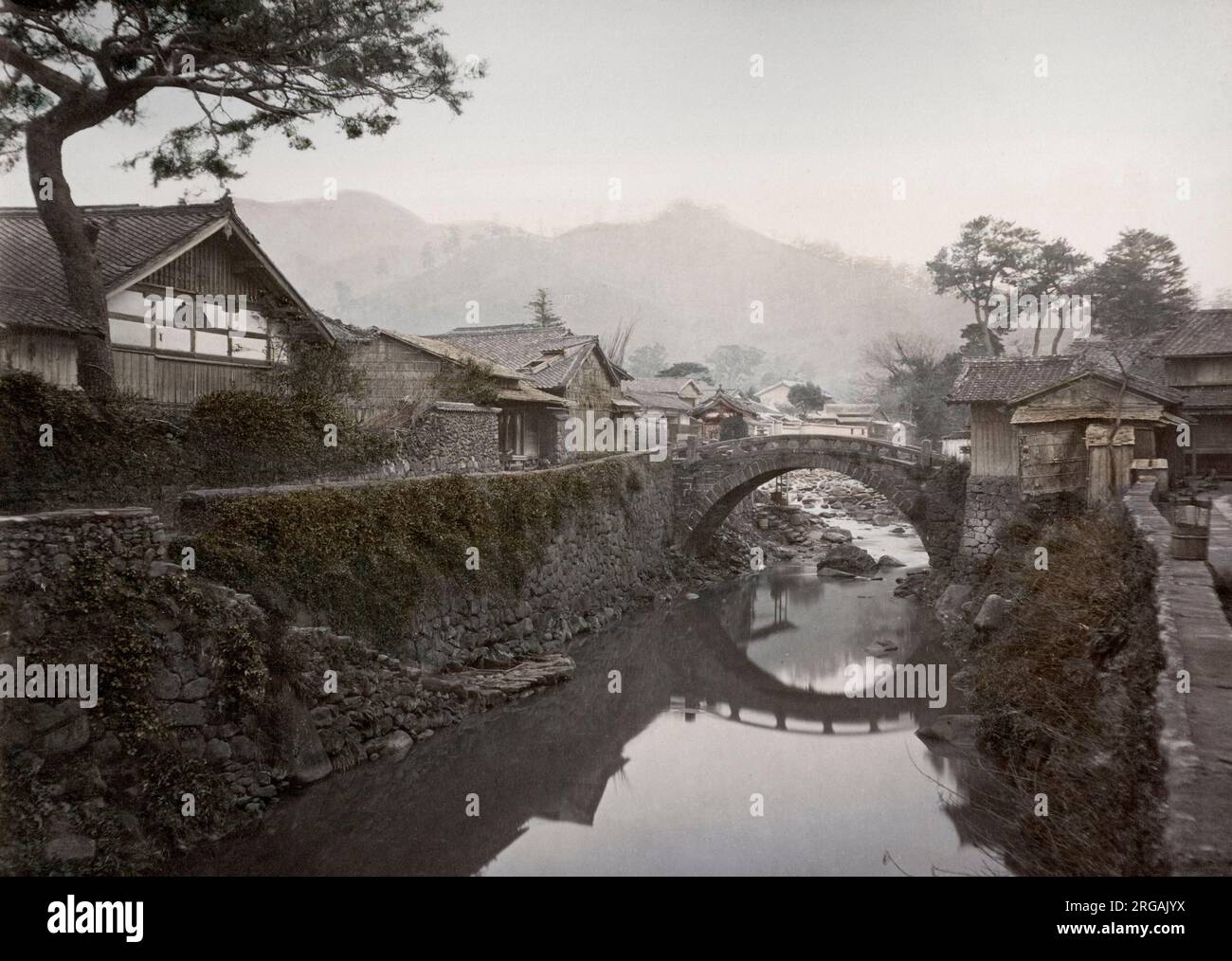 Fotografia d'epoca del XIX secolo - Giappone - dallo studio di Baron Raimund von Stillfried. Ponte di Nakashima-gawa, Nagasaki. Foto Stock