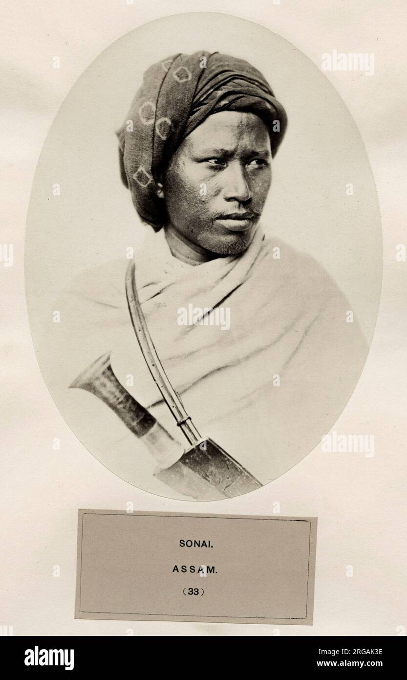 Il popolo dell'India: Una serie di illustrazioni fotografiche, con Letterpress descrittiva, delle razze e delle tribù indù - pubblicato nel 1860 sotto l'ordine del viceré, Lord Canning - Sonai, Assam, uomo con coltello. Foto Stock