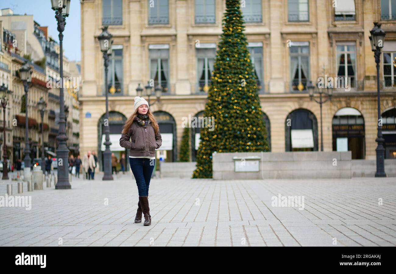 Ragazza in una strada parigina decorata per Natale Foto Stock