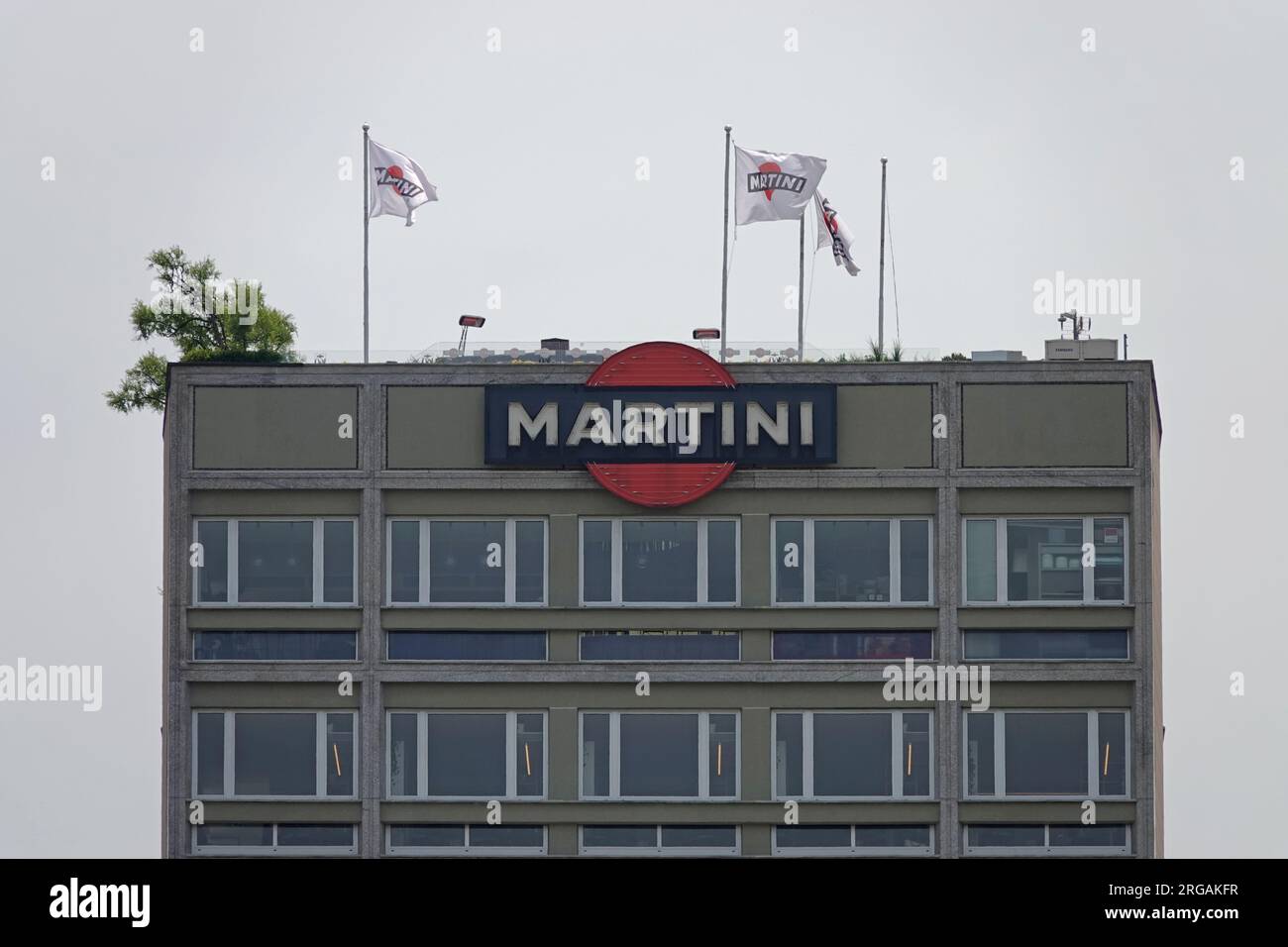 Milano, Italia - 22 giugno 2023: Il marchio Martini Alcohol Spirits viene mostrato su un edificio, appena sotto la famosa terrazza sul tetto dell'azienda. Foto Stock