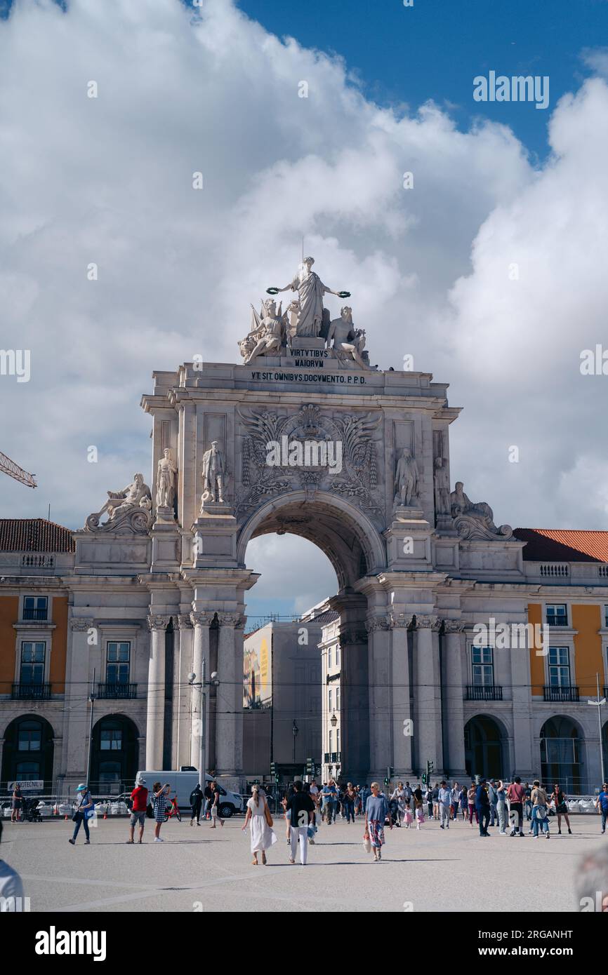 3.5.2023 Lisbona, Portogallo: La grande piazza commerciale di Praca do Comercio, con un significato storico, una splendida architettura e un lungofiume mozzafiato Foto Stock