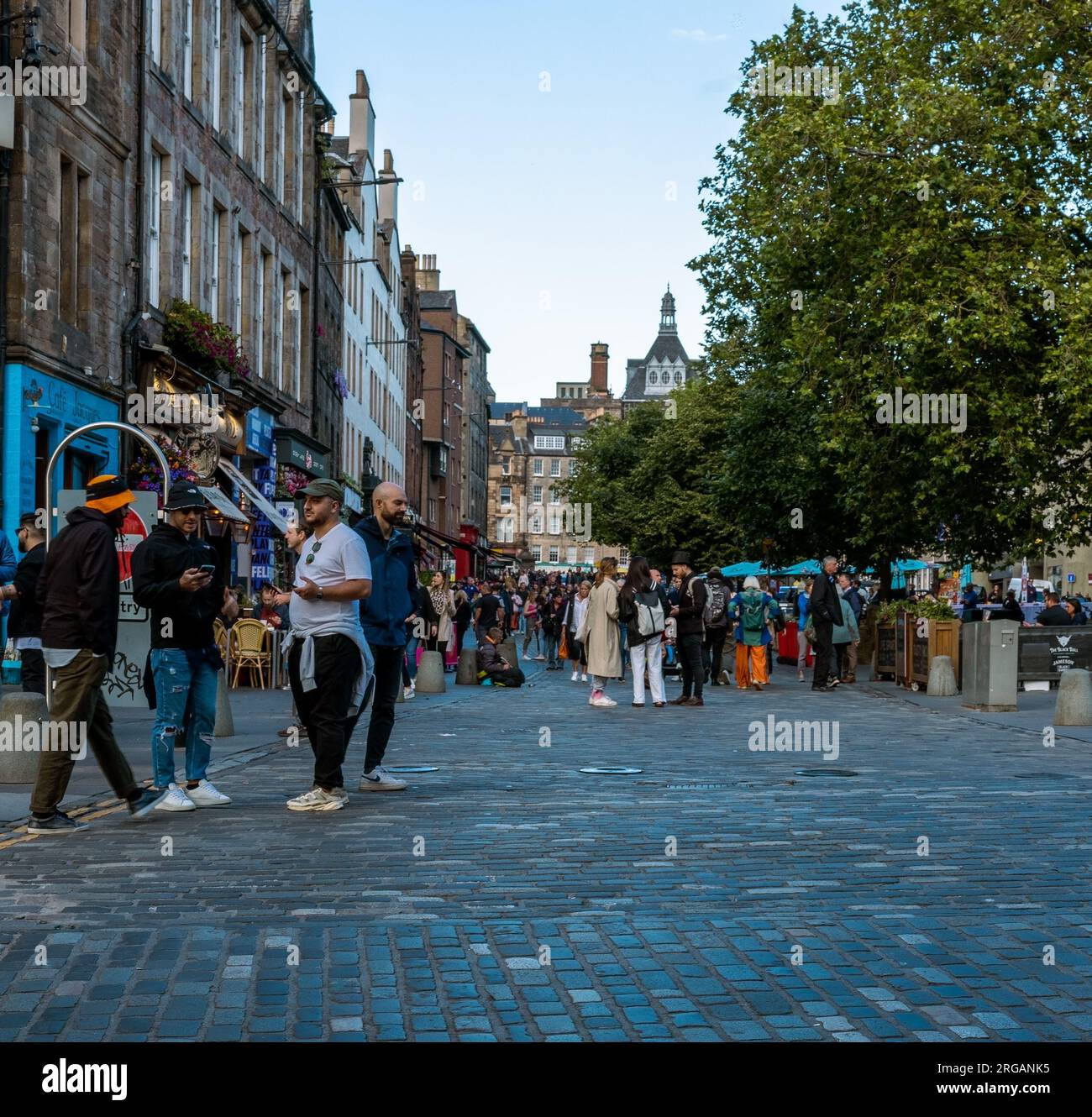 Folle di persone nel Grassmarket in una serata fuori per intrattenimento, pasti e bevande, Edimburgo, Scozia, Regno Unito Foto Stock