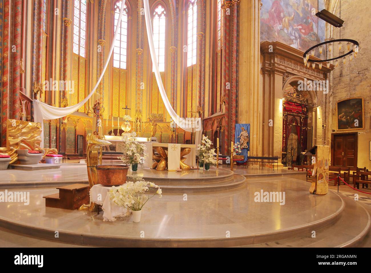 Sala d'altare decorata nella cattedrale gotica di St-Sauveur, Aix-en-Provence, Bouches-du-Rhône, Provenza, Francia Foto Stock