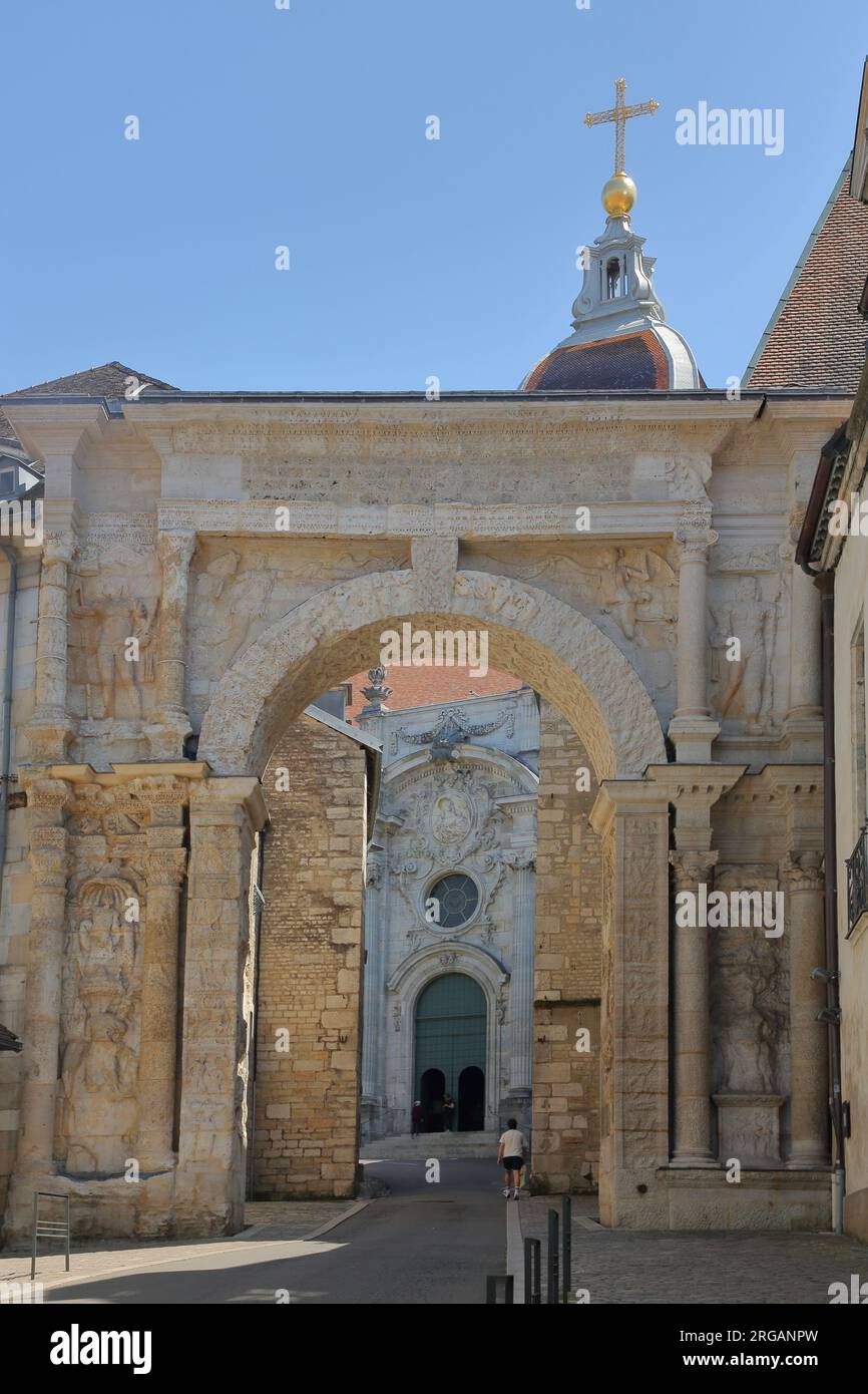 Arco di trionfo gallo-romano porte Noire, Arco di trionfo e campanile della Cattedrale di St-Jean, Besancoon, Doubs, Francia Foto Stock