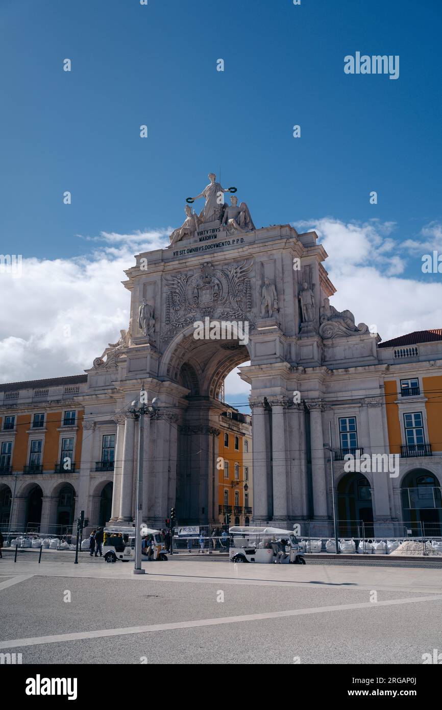 3.5.2023 Lisbona, Portogallo: La grande piazza commerciale di Praca do Comercio, con un significato storico, una splendida architettura e un lungofiume mozzafiato Foto Stock