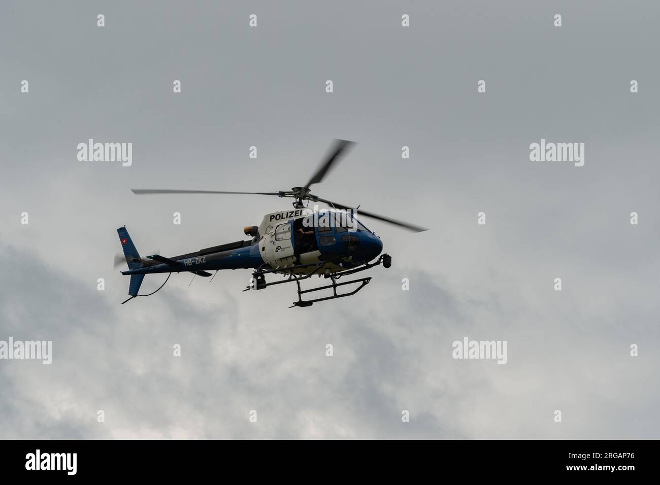 Speck-Fehraltorf, Zurigo, Svizzera, 1 luglio 2023 HB-ZKZ Police Eurocopter AS350-B3 durante uno spettacolo aereo Foto Stock