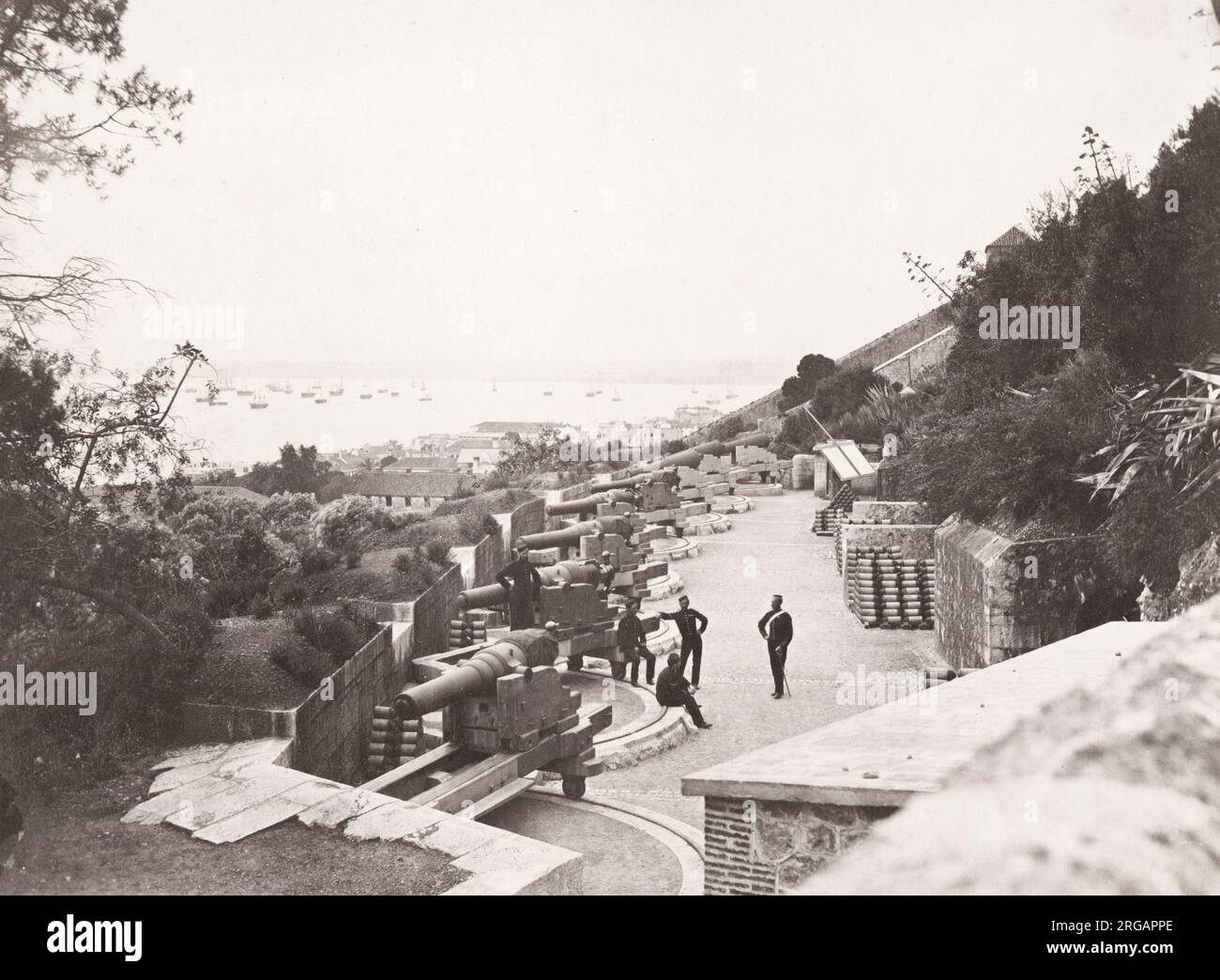 Fotografia d'epoca del XIX secolo: Batteria d'artiglieria e soldati, Gibilterra. Foto Stock