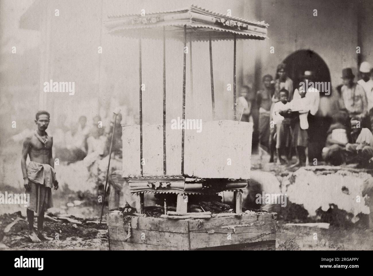 Fotografia d'epoca del XIX secolo: Sud-est asiatico, immagine riportata come cremazione di classe media, probabilmente Thailandia moderna. Foto Stock