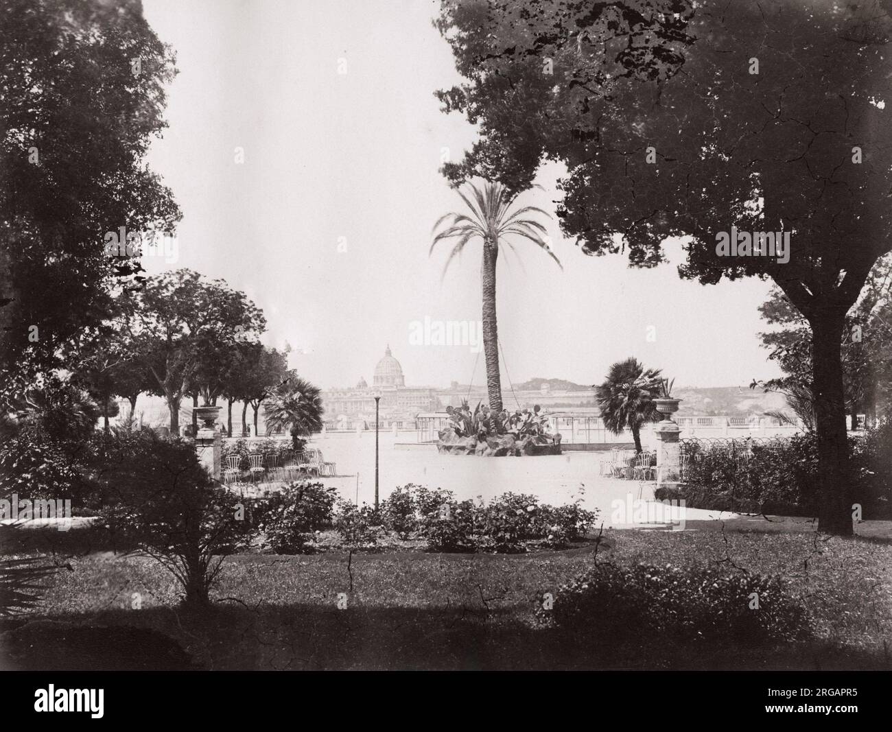 Fotografia d'epoca del XIX secolo: Vista di Roma dal colle Pincio, San Pietro sullo sfondo. Foto Stock