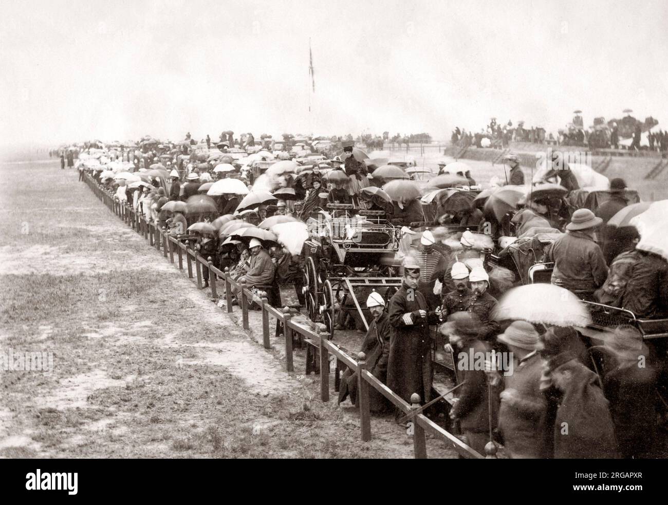 Gli spettatori sotto la pioggia, Esercito Britannico marzo-passato, India, 1880 Foto Stock