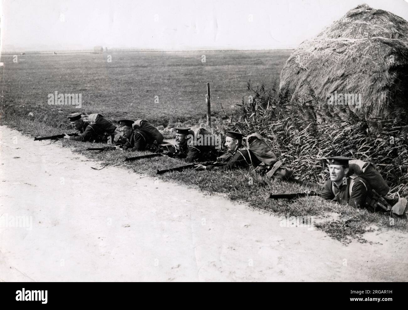 Fotografia d'epoca della prima guerra mondiale - prima guerra mondiale: I Royal Marines britannici a bordo strada vicino Ostenda. Foto Stock