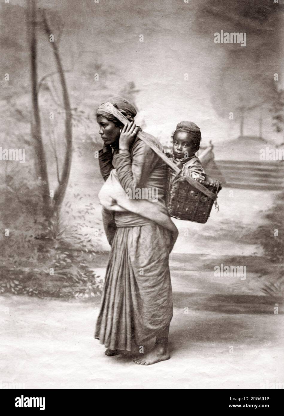 Donna di trasportare un bambino in un cestello, India, c.1880's Foto Stock