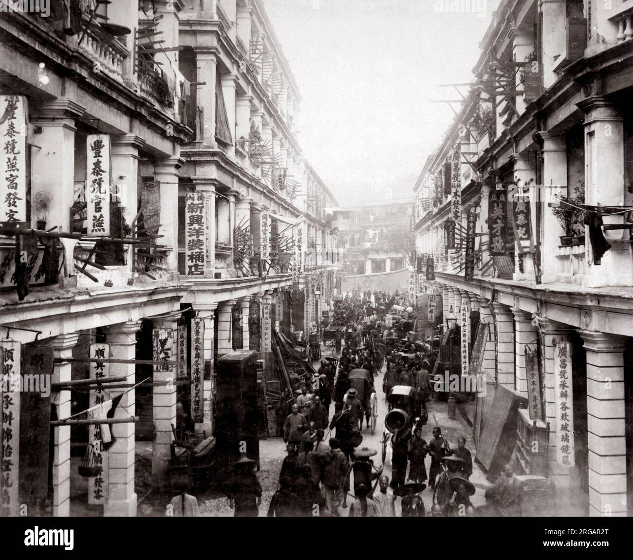 C.1880s Cina - strada trafficata in Hong Kong Foto Stock