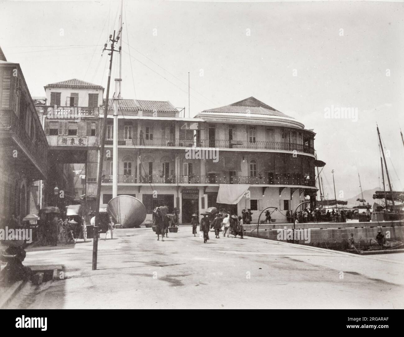 Vintage 19 ° secolo Fotografia: Hong Kong (Cina) c.1880's - Harbour Master's Office lungo il lungomare, molo. Foto Stock