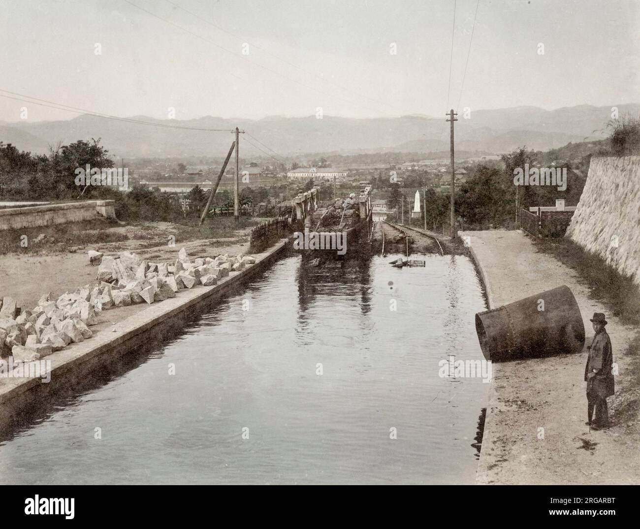 Vintage 19 ° secolo Fotografia: Giappone c. 1880 - rara immagine precoce della ferrovia inclinata lago Biwa sul canale del lago Biwa. A causa della differenza di quota di 36 metri tra la diga a monte e il suo capolinea, è stato costruito un piano inclinato, che ha permesso alle barche di viaggiare a terra attraverso l'uso di un'auto piatta su cui sono stati collocati. Foto Stock