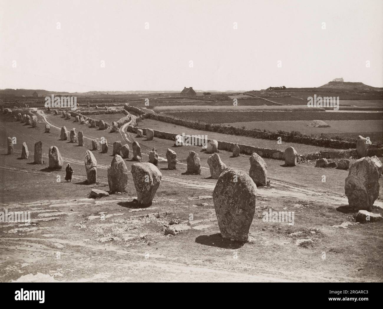 Fotografia d'epoca del XIX secolo: PRESUMIBILMENTE le pietre di Carnac (bretone: SteudadoÃƒÂ¹ Karnag) sono una collezione eccezionalmente densa di siti megalitici in Bretagna nel nord-ovest della Francia, costituita da allineamenti di pietra (file), dolmen (tombe di pietra), tumuli (tumuli funerari) e menhir singoli (pietre erette). Foto Stock