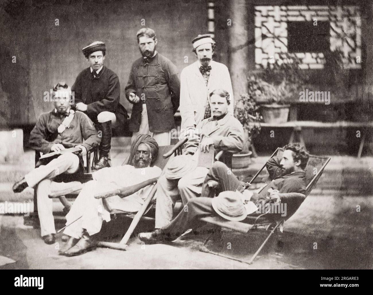 Fotografia d'epoca del XIX secolo: Ufficiali del Cavallo di Fane, sollevati dal Capitano Walter Fane a Cawnporo nel 1860 per il servizio nella seconda guerra dell'Opium in Cina. Divenne il 19° Lancer, un reggimento di cavalleria dell'esercito britannico. Fane è l'uomo seduto con il libro in mano a metà destra. Immagine presa a Tientsin, Tianjin, Cina nel 1861. Foto Stock
