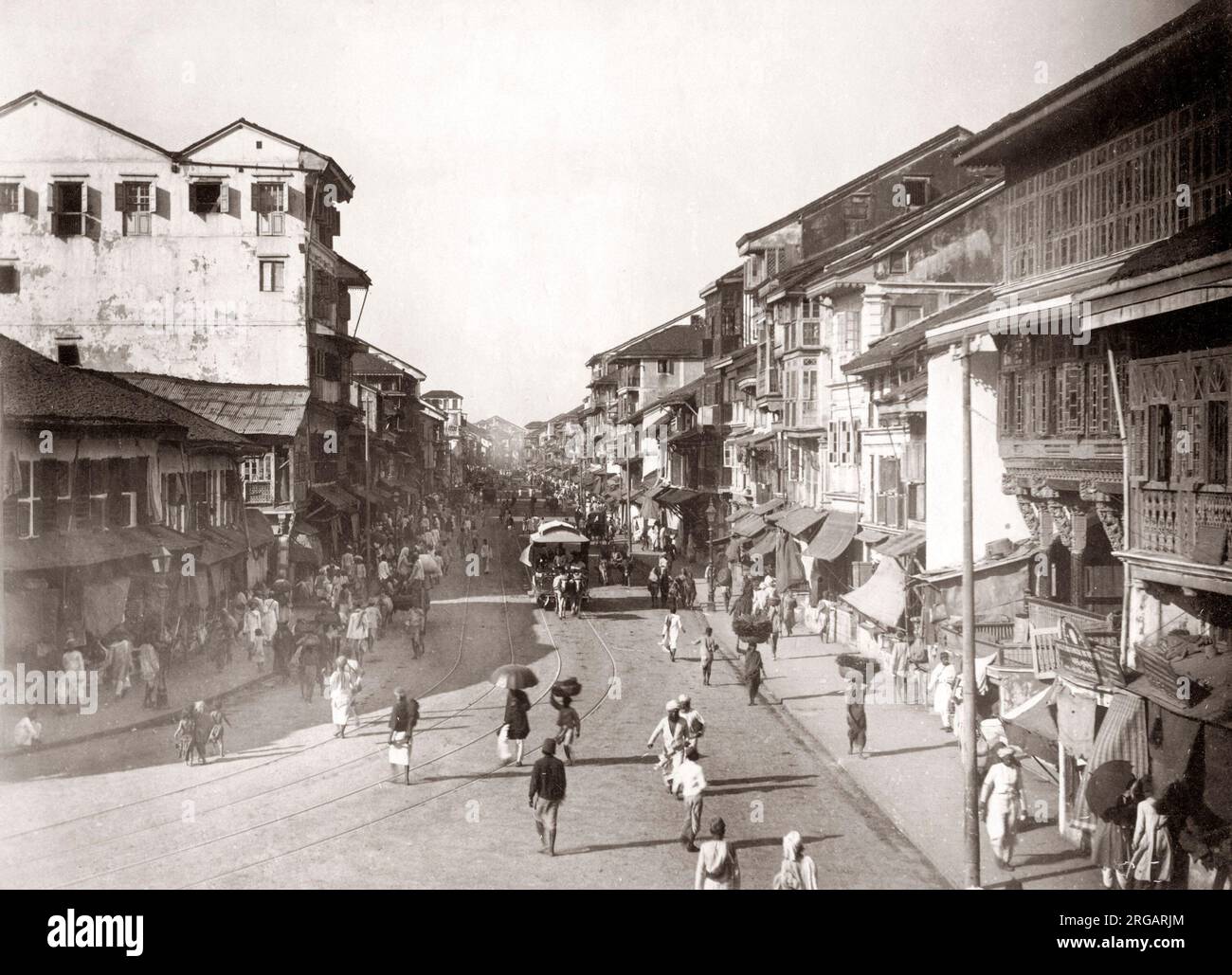 1880 - strada trafficata scena a Mumbai India Foto Stock