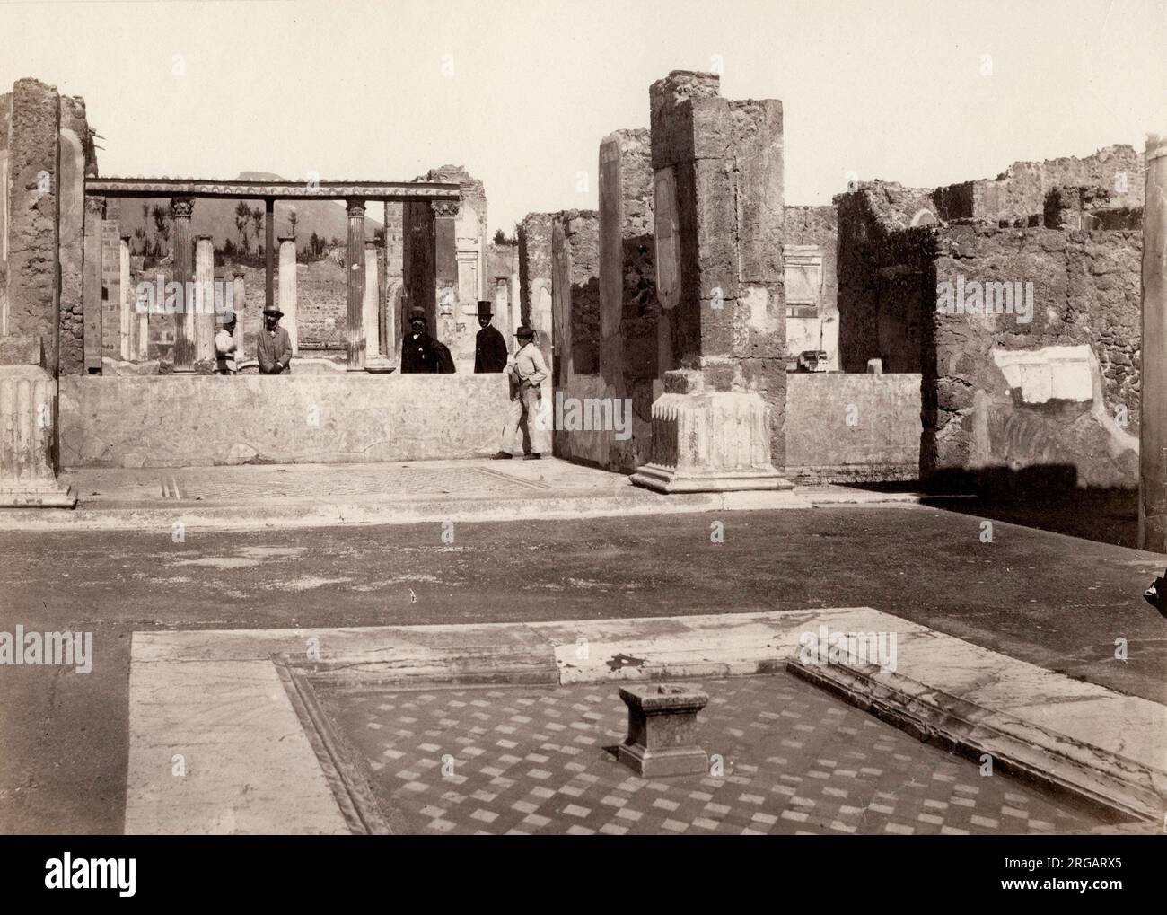 Fotografia d'epoca del XIX secolo - turisti alla Casa del Fauno, Pompei. Costruita nel II secolo a.C., fu una delle più grandi e imponenti residenze private di Pompei, Italia, e ospitò molti grandi pezzi d'arte. Immagine del 1870. Foto Stock