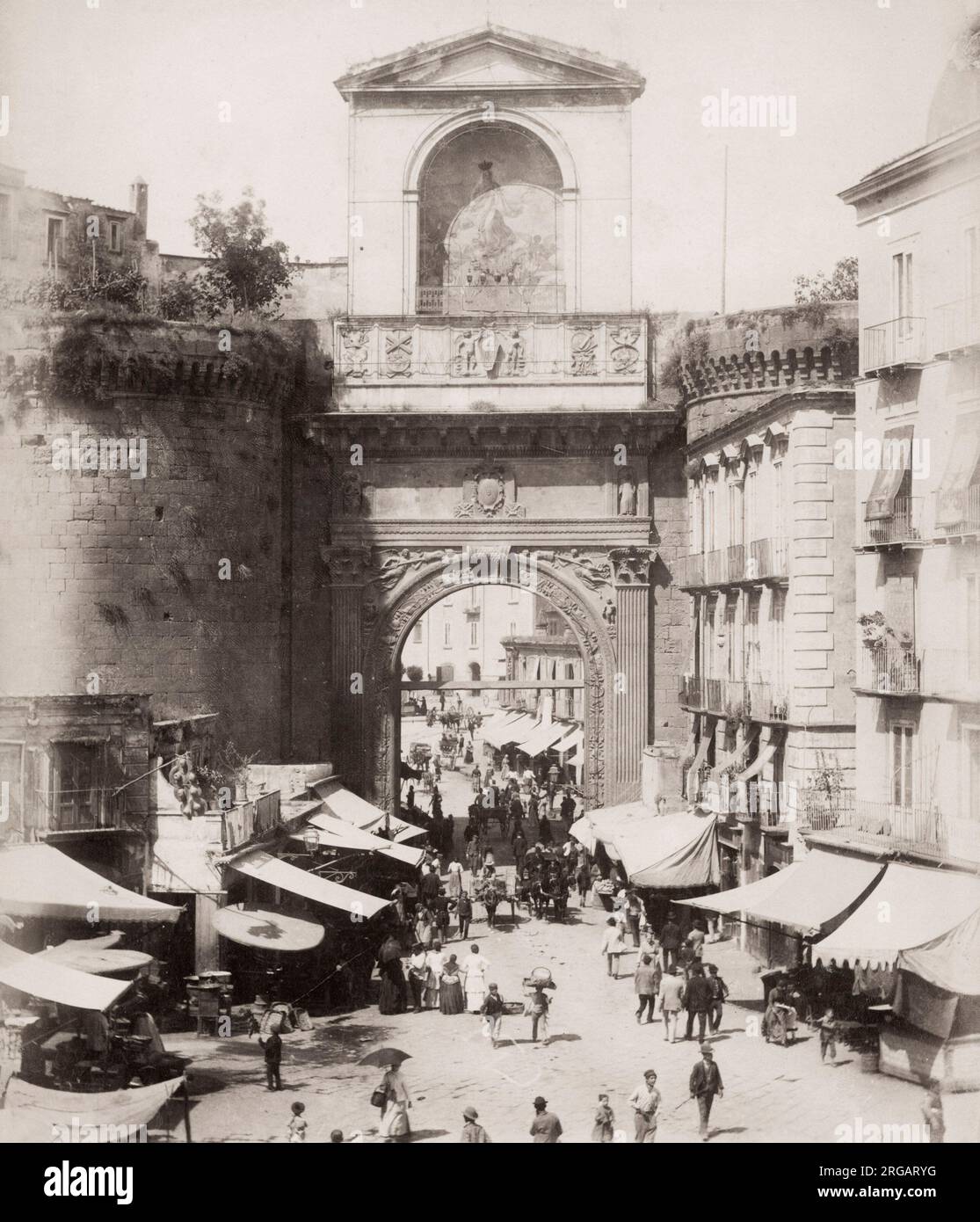 Fotografia d'epoca del XIX secolo: Porta Capuana è un'antica porta della città di Napoli, nell'Italia meridionale. Foto Stock