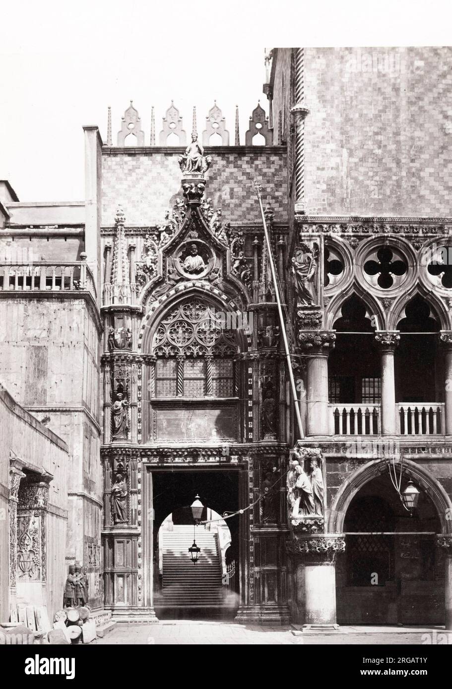 Fotografia d'epoca del XIX secolo: Porta della carta Palazzo Ducale, Venezia Italia. Foto Stock