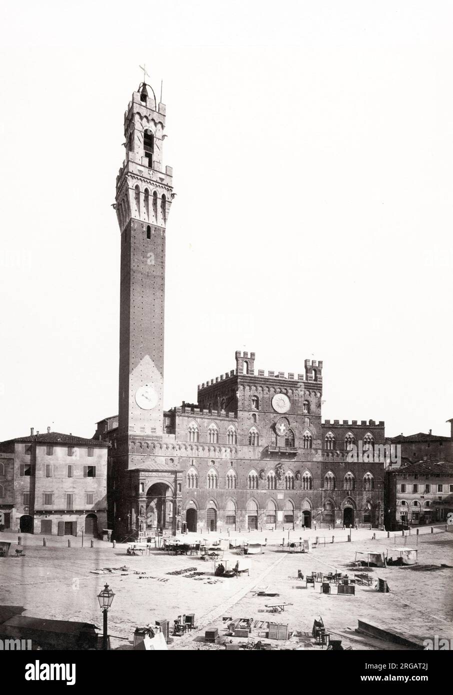 Fotografia d'epoca del XIX secolo: Piazza del campo è il principale spazio pubblico del centro storico di Siena, Toscana, Italia Foto Stock