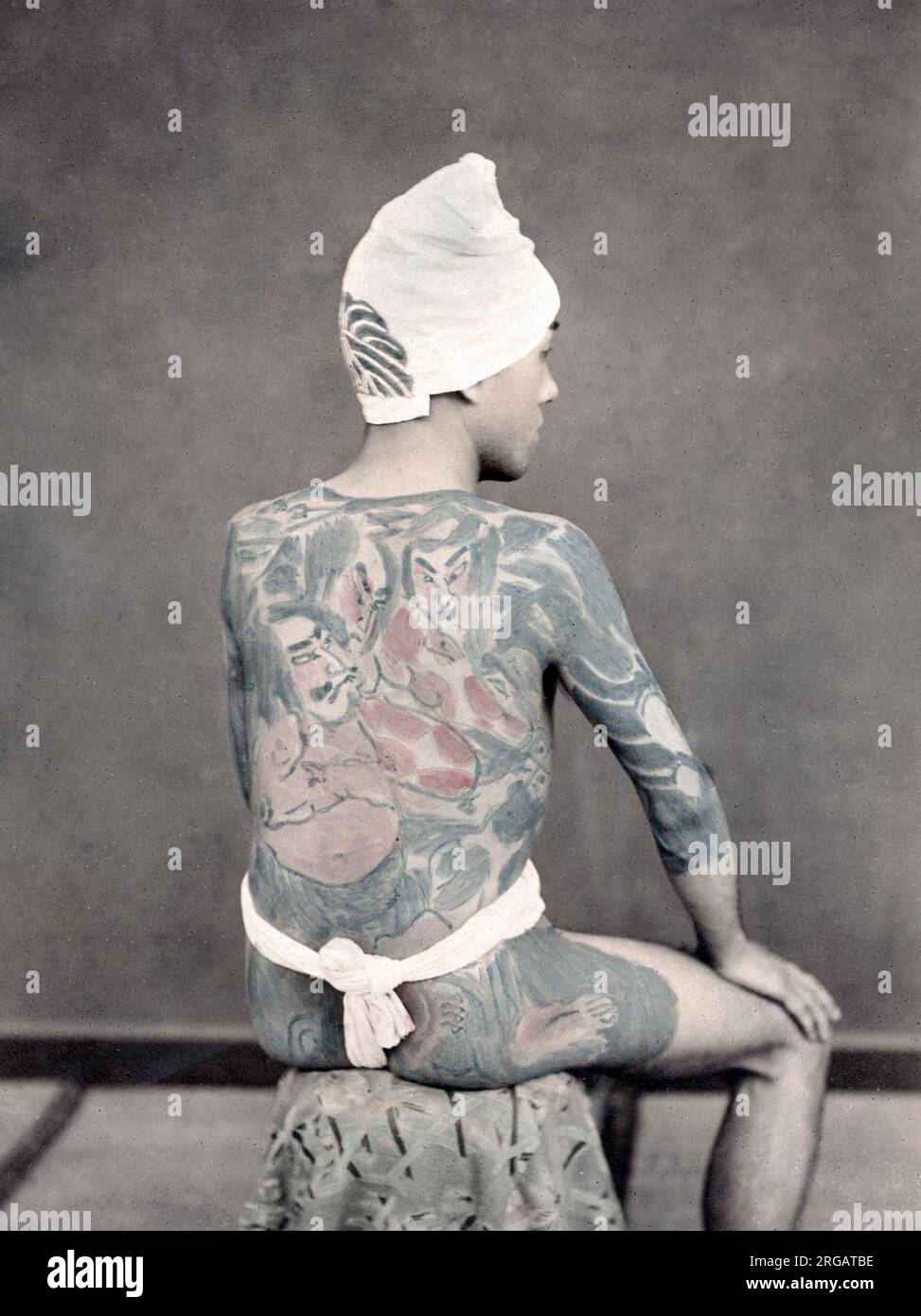 Uomo con tatuato indietro, Giappone, circa 1880's Vintage fine 19th ° secolo fotografia Foto Stock