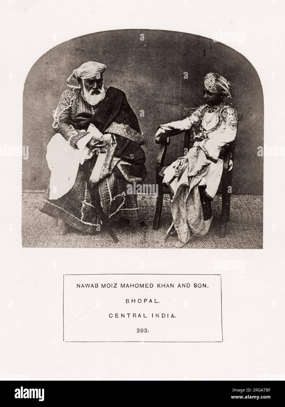 Fotografia d'epoca del XIX secolo: Il popolo dell'India: Una serie di illustrazioni fotografiche, con Letterpress descrittiva, delle razze e delle tribù indù - pubblicato nel 1860 sotto l'ordine del viceré, Lord Canning - Nawab Moiz Mahomed Khan e Son, Bhopal, India centrale. Foto Stock