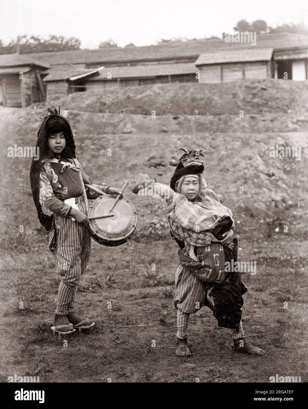 Giapponese degli artisti di strada, acrobati, bambini, Giappone, c.1880's Foto Stock