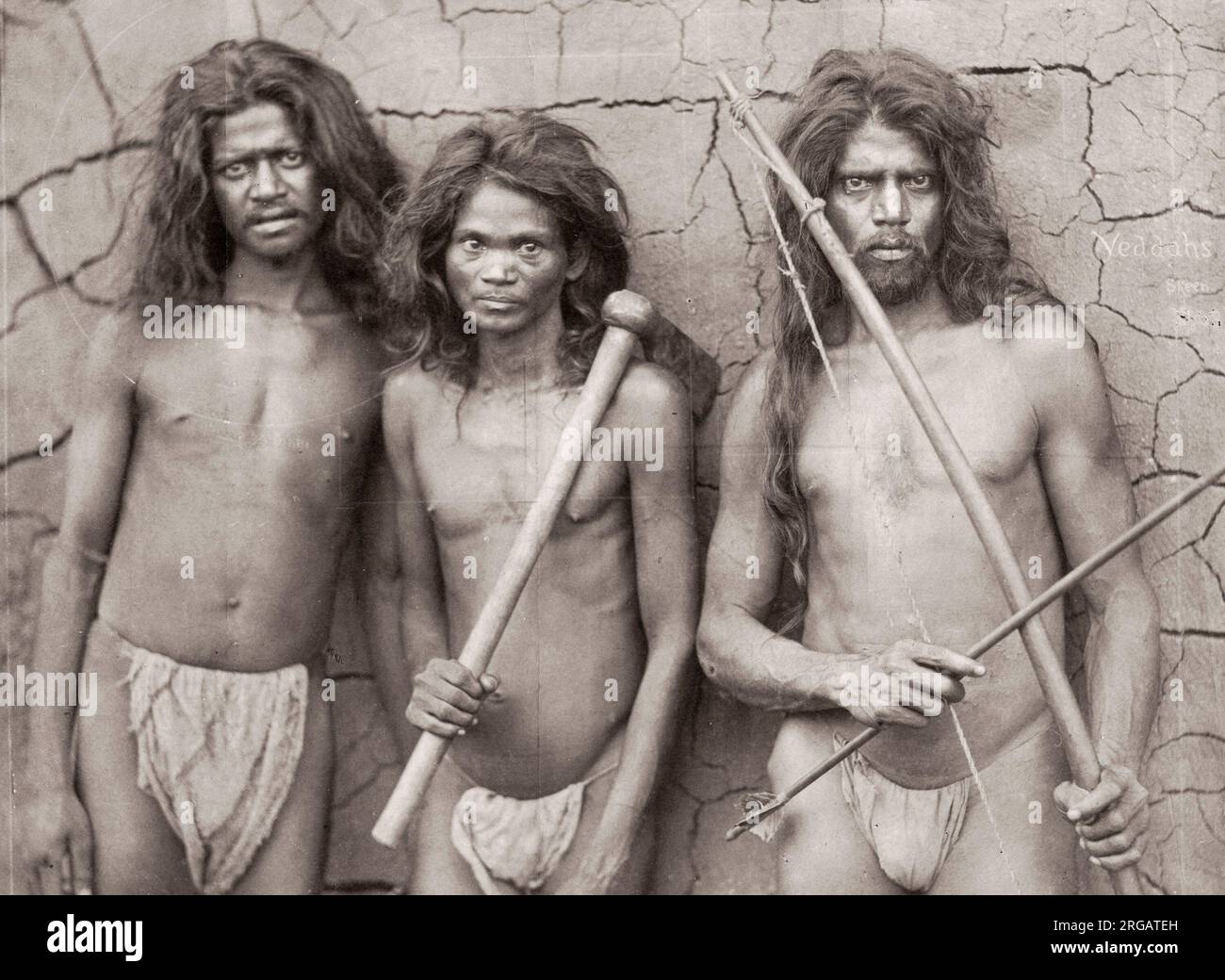 Veddah uomini con arco e frecce, ax, Ceylon, Sri Lanka, c.1880's Foto Stock