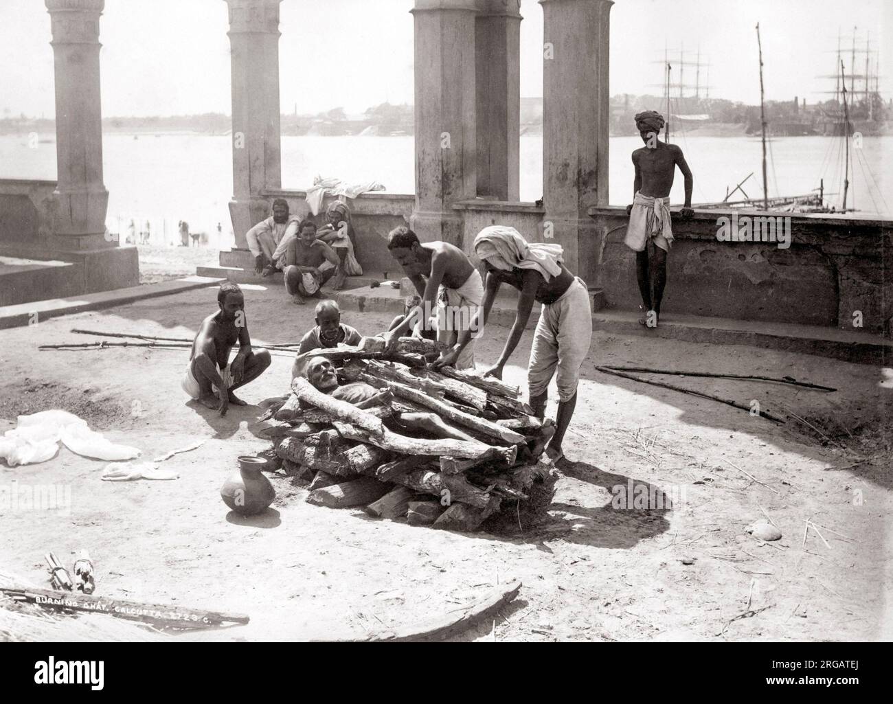 Cadavere sulla pira funeraria, la cremazione, Calcutta, India, c1870's Foto Stock
