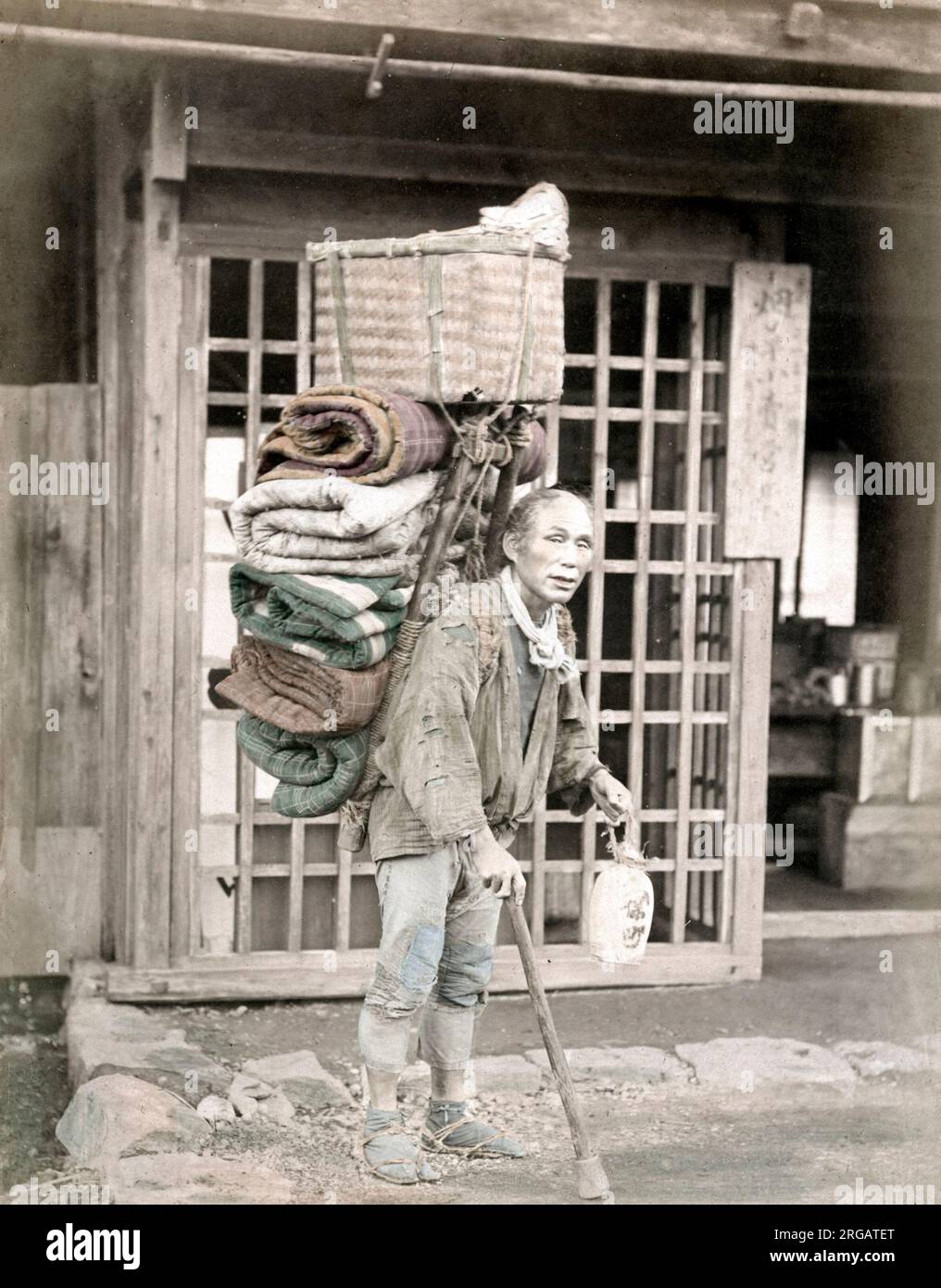 C. 1880 Giappone - porter il trasporto del carico per i pellegrini Fino del Monte Fuji Foto Stock