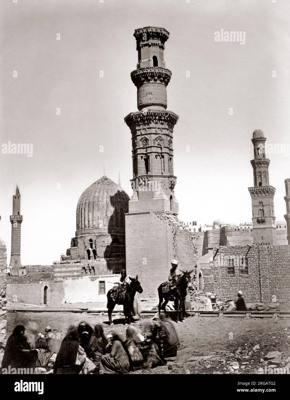 Tombe dei califfi, la città dei morti al Cairo, Egitto, c.1880's Foto Stock