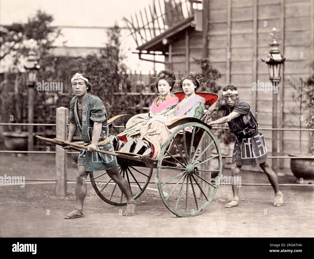 C. 1880 Giappone - geishe in un rickshaw Foto Stock